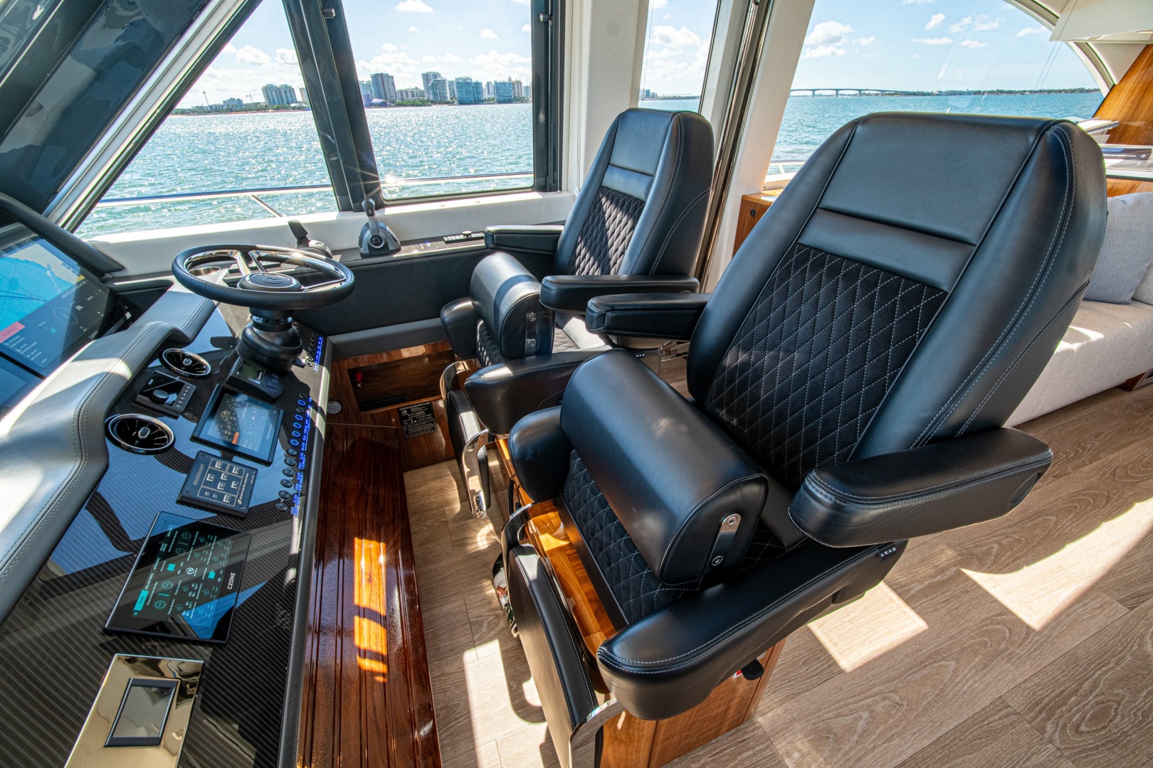 2025 Riviera 6800 Sport Yacht Platinum Edition