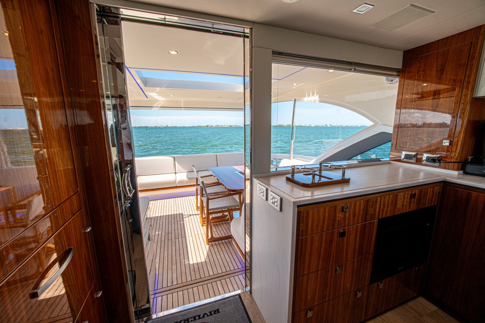 2025 Riviera 6800 Sport Yacht Platinum Edition