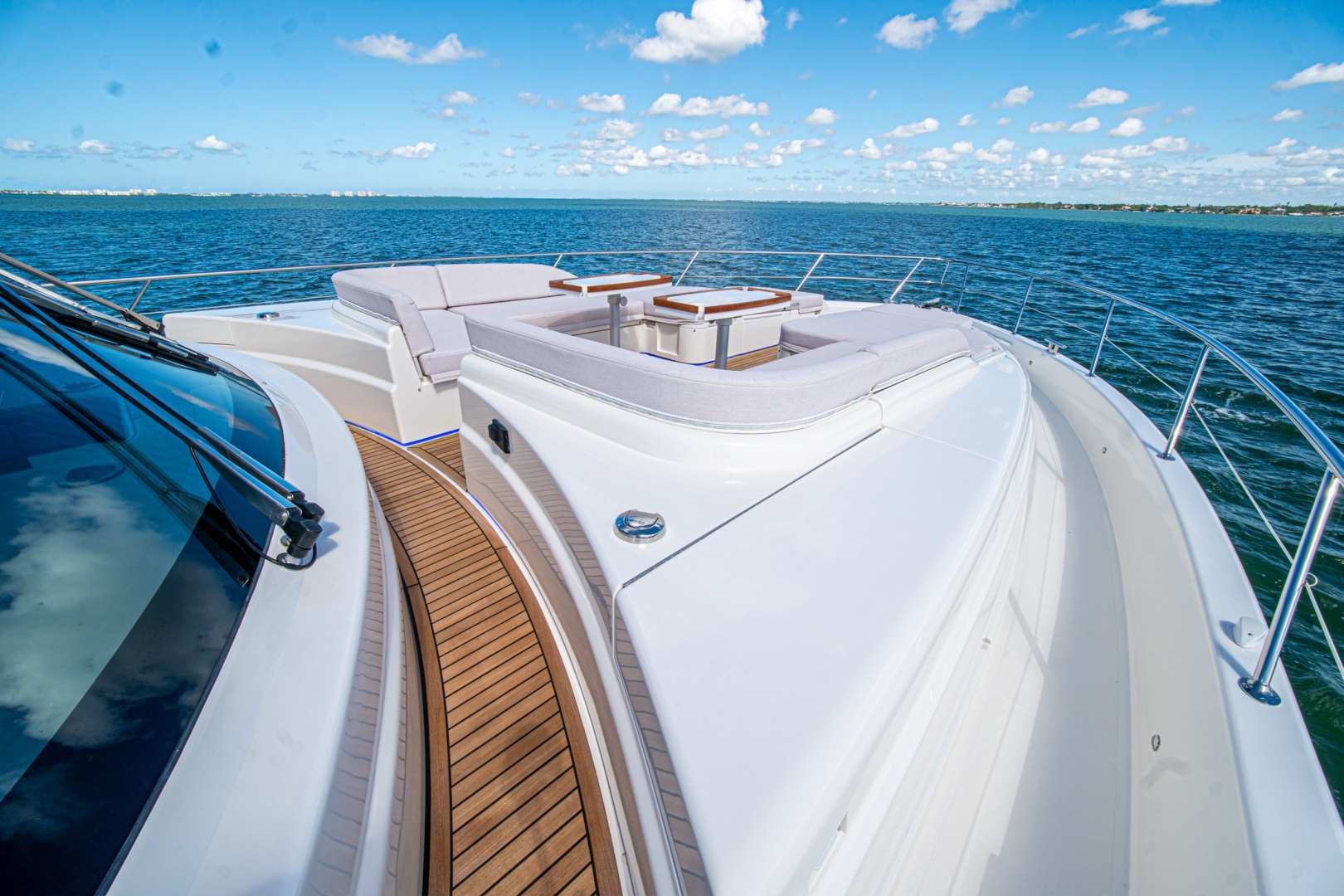 2025 Riviera 6800 Sport Yacht Platinum Edition