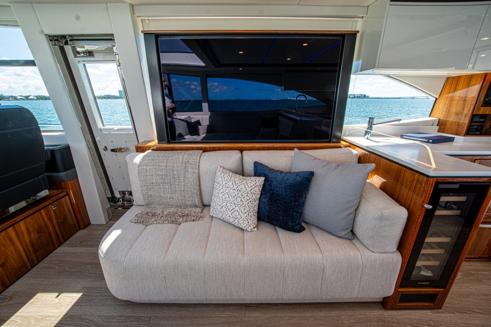 2025 Riviera 6800 Sport Yacht Platinum Edition