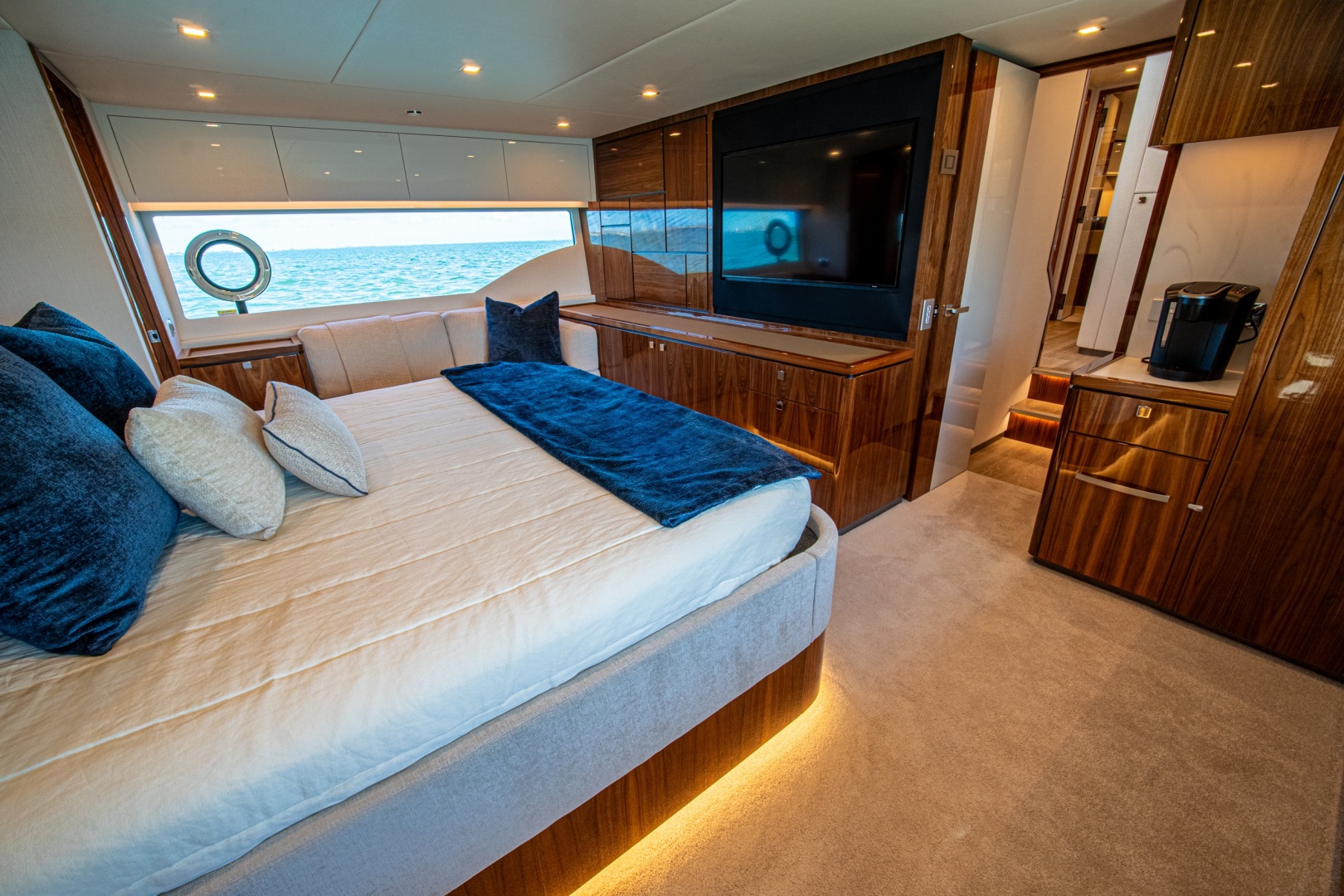 2025 Riviera 6800 Sport Yacht Platinum Edition