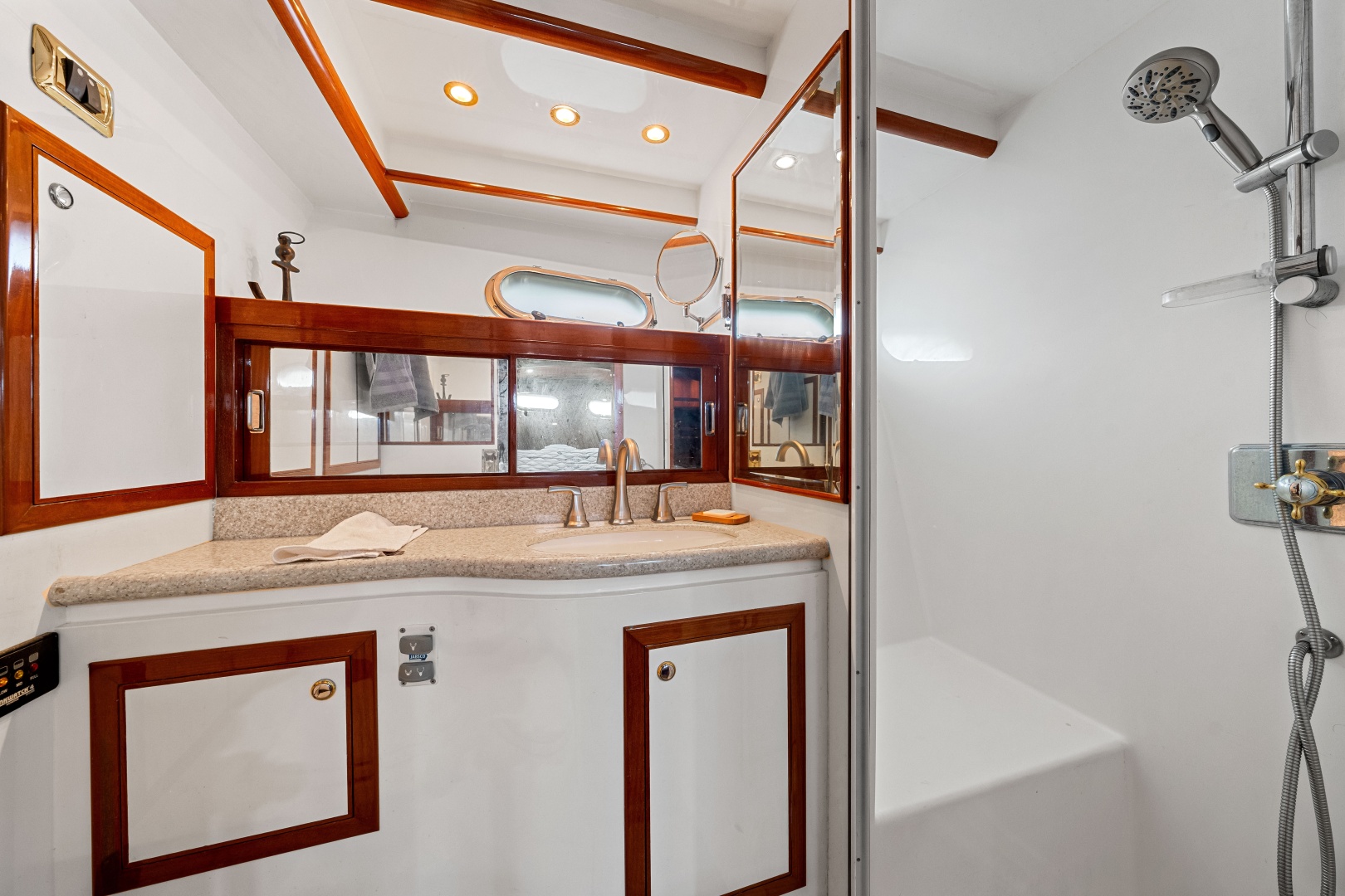 2005 Hampton 558 Pilothouse