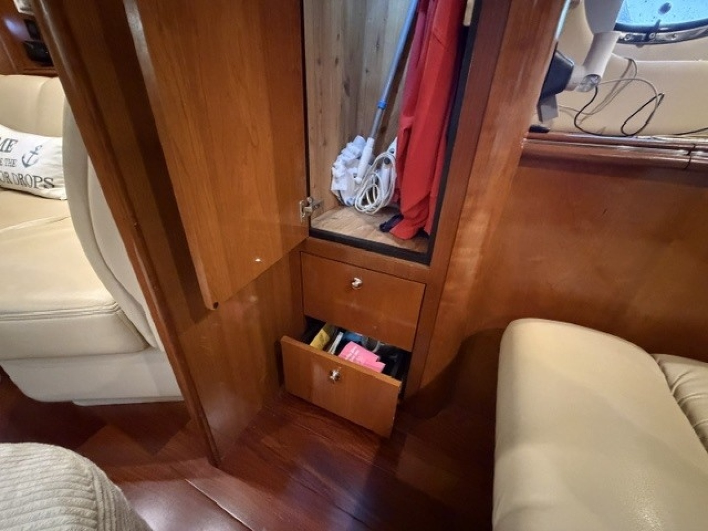 Salon aft storage