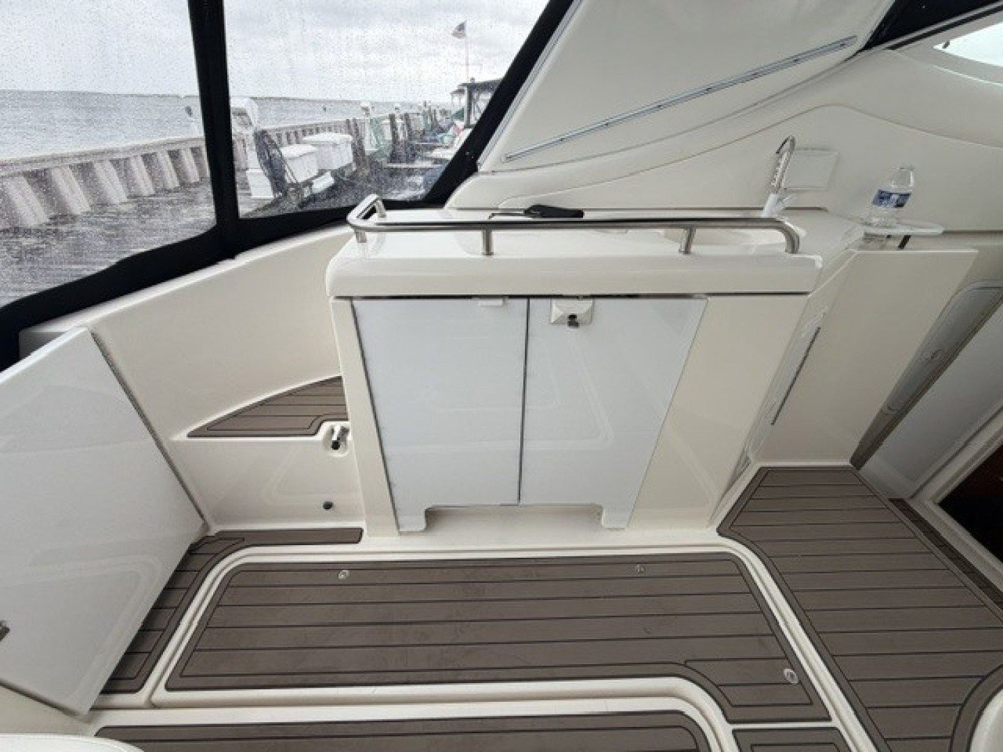 Cockpit fridge locker