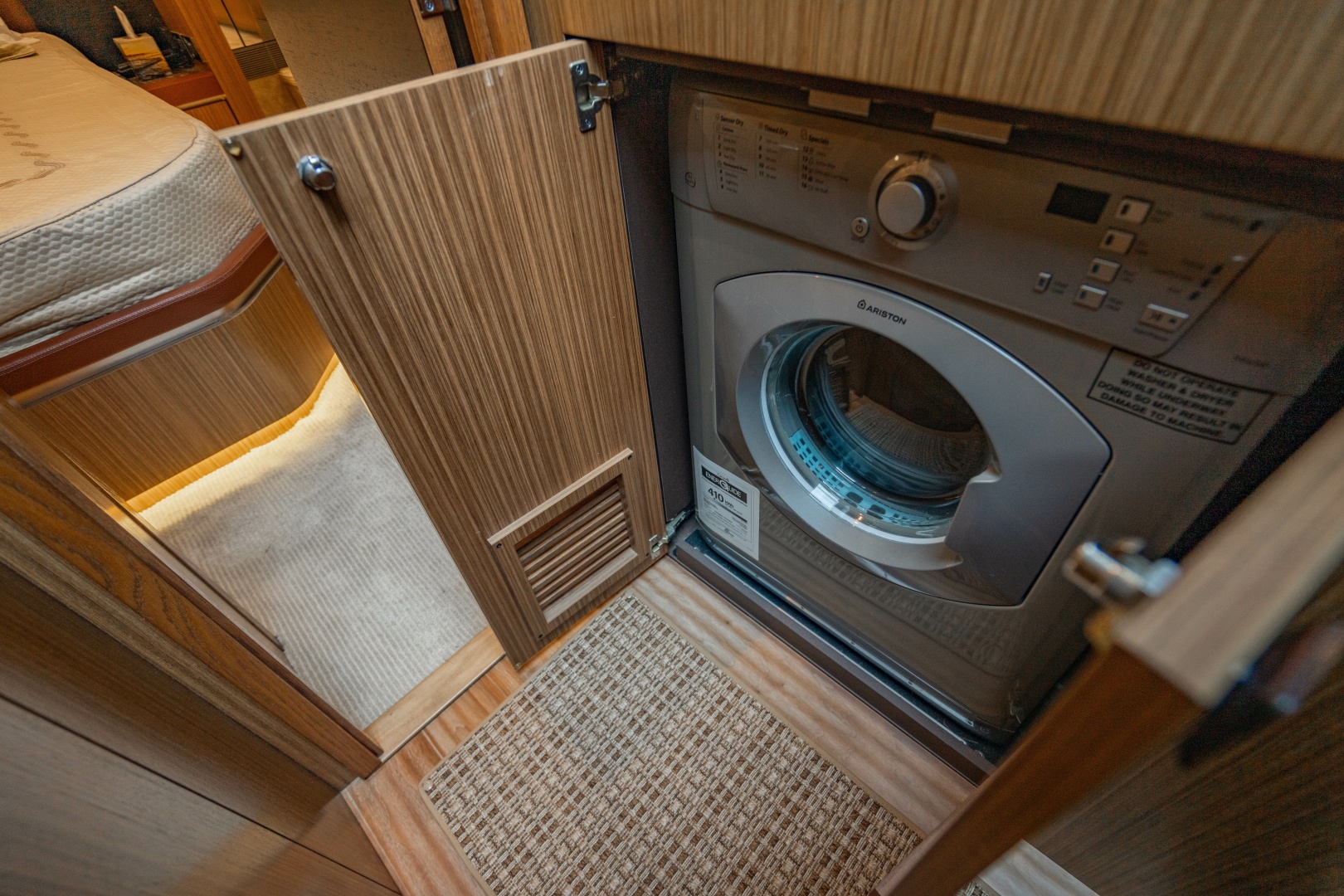 2017 Sea Ray L65