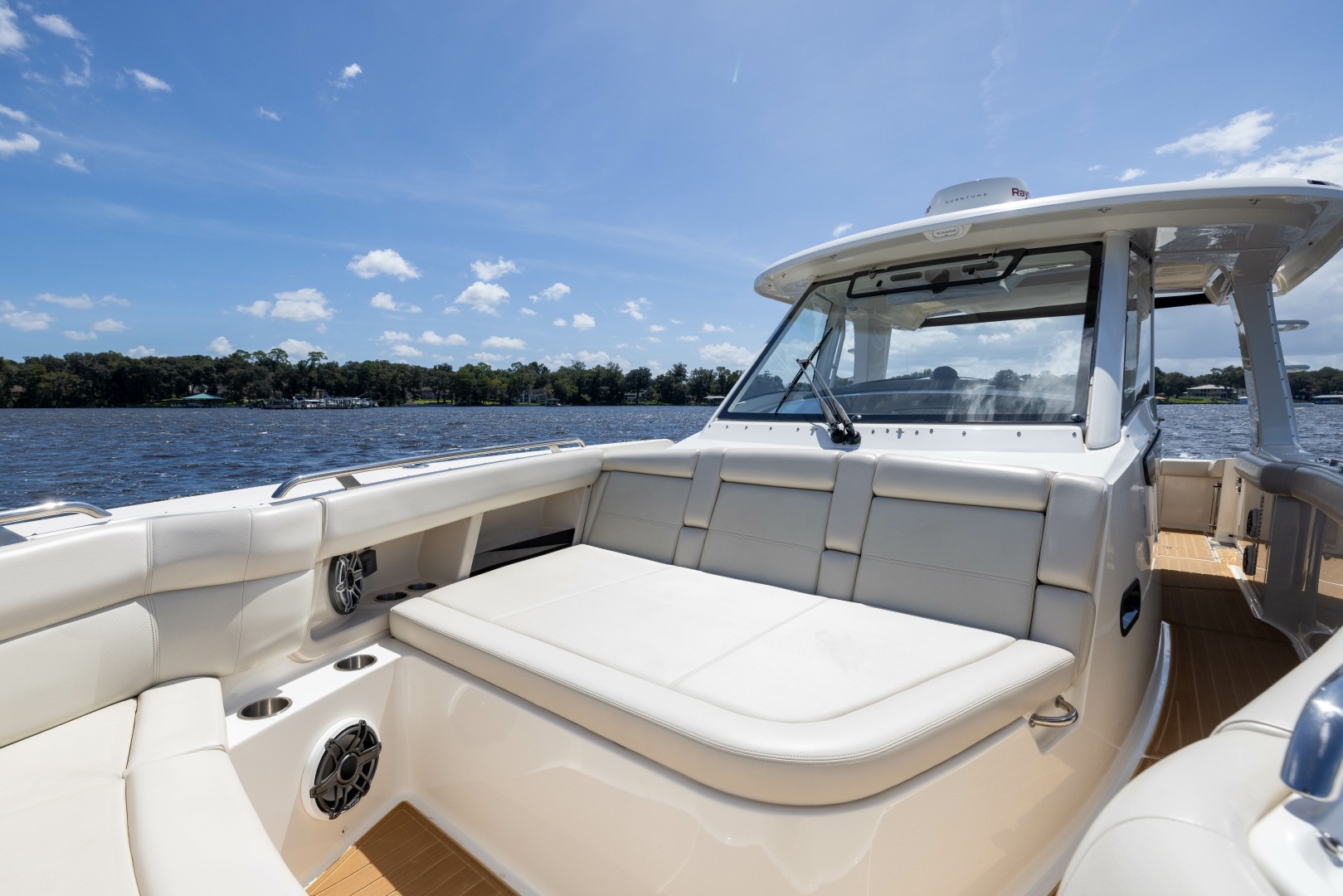 2021 Boston Whaler Realm