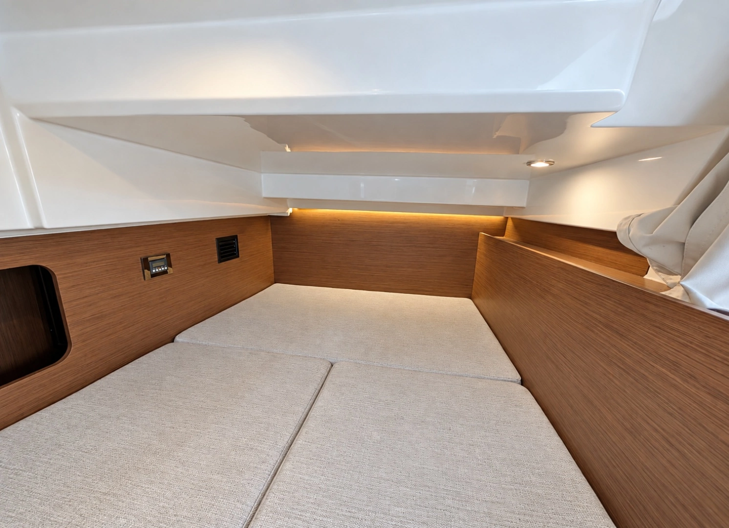 Jeanneau NC 1095 Coupe Yacht For Sale
