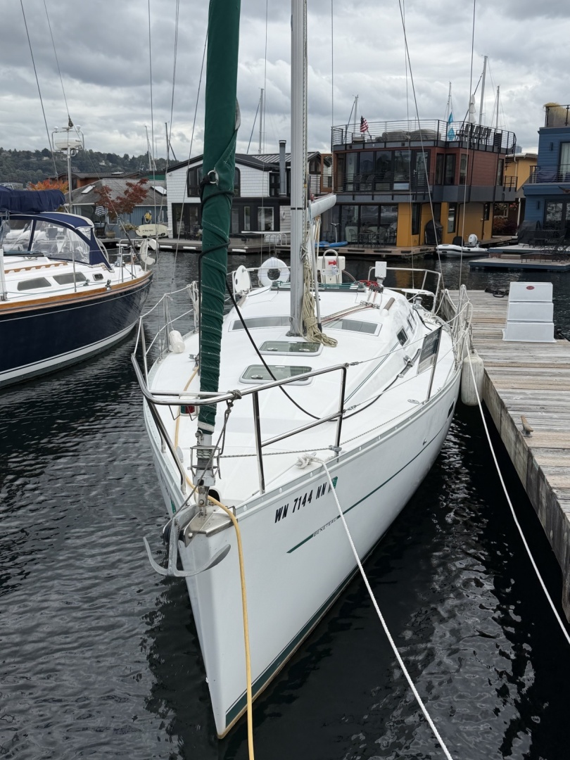 2004 Beneteau 323 — photograph 3
