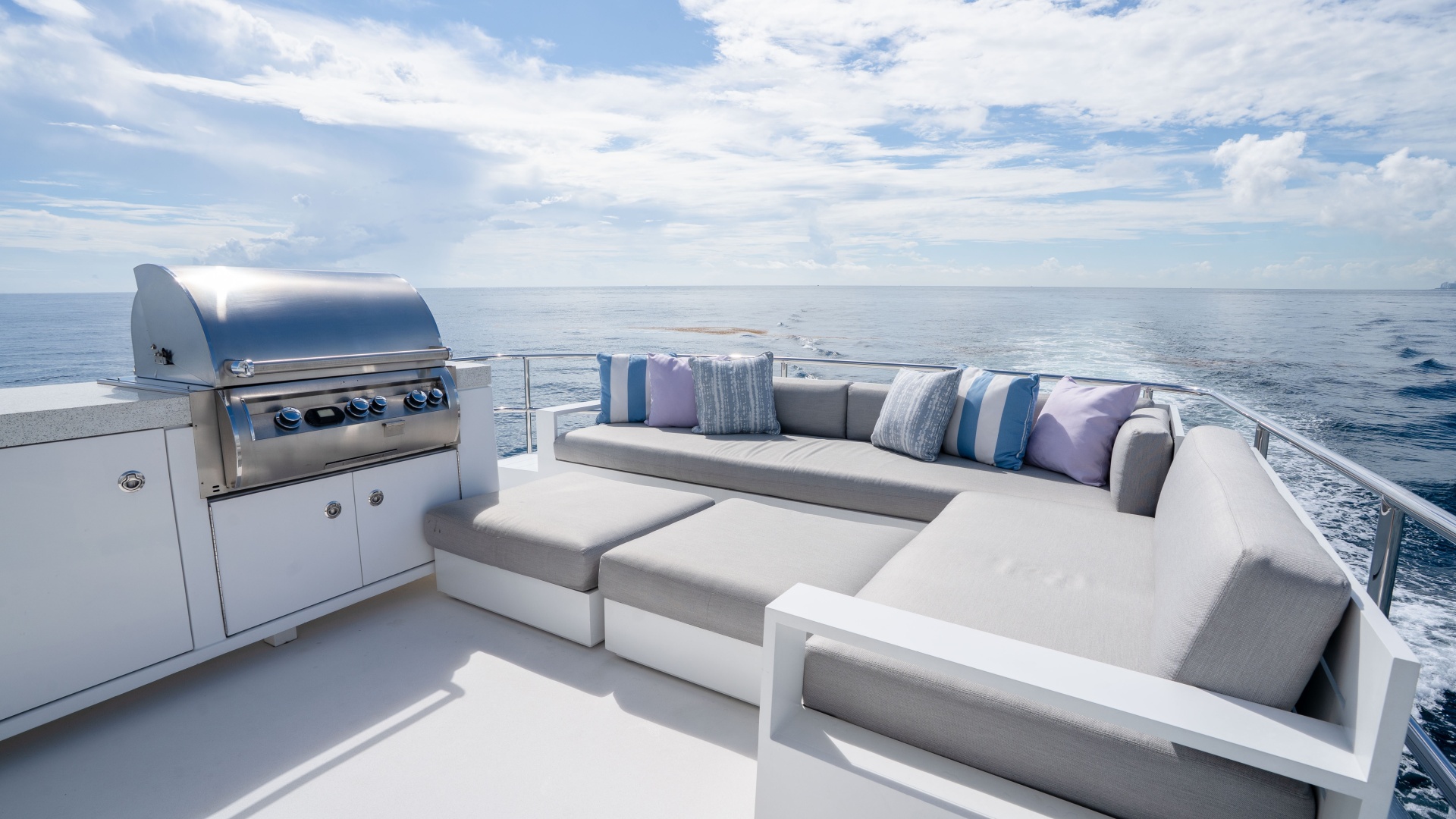 2018 Hatteras M75