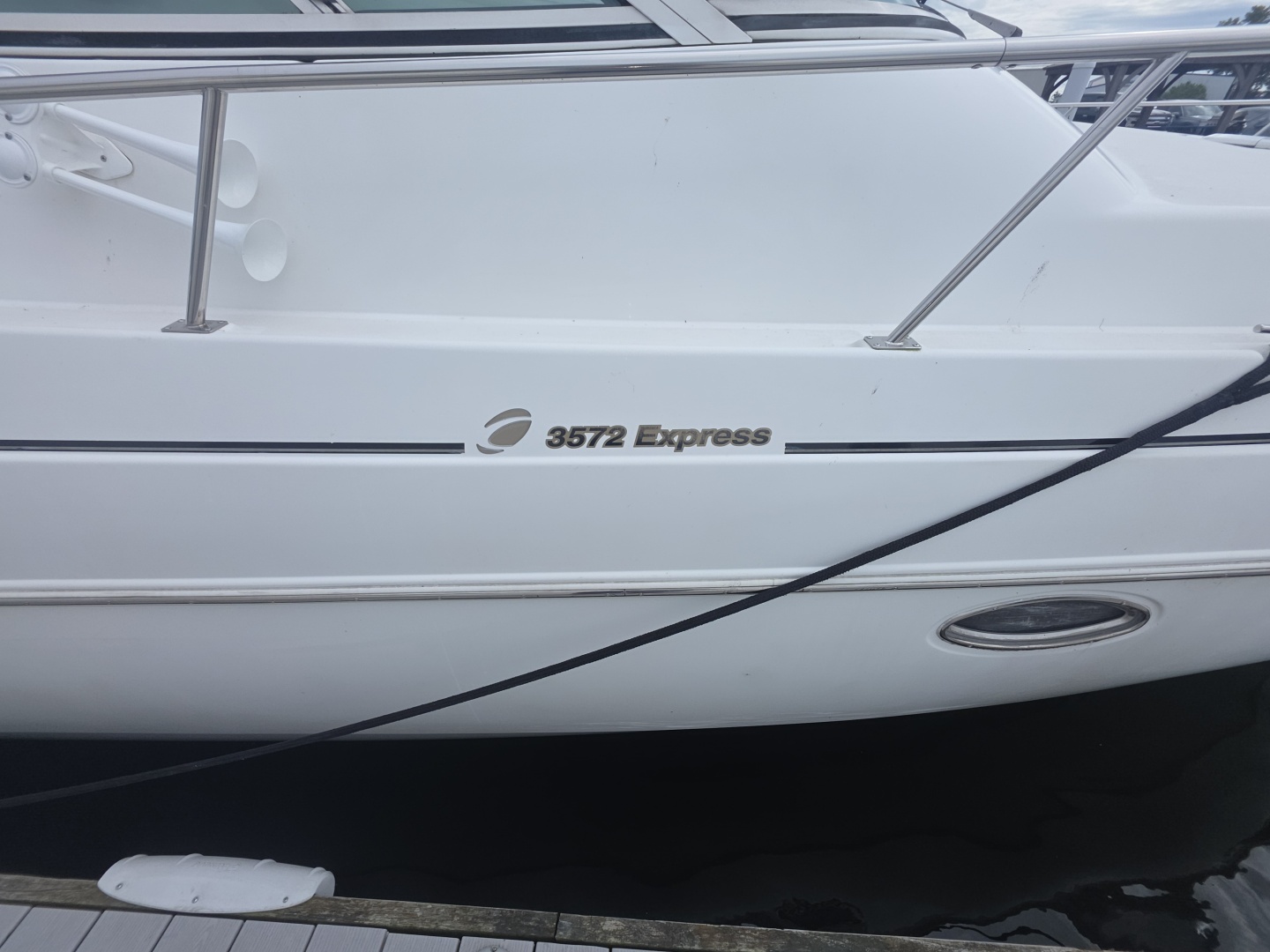 2001 Cruisers Yachts 3572