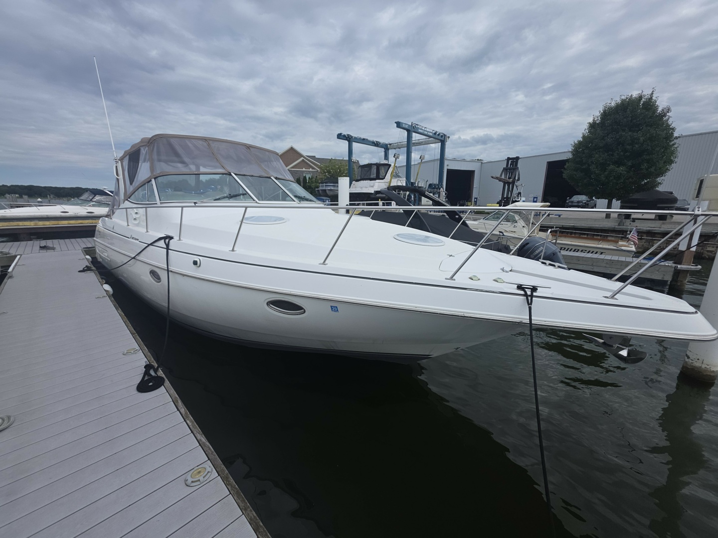2001 Cruisers Yachts 3572