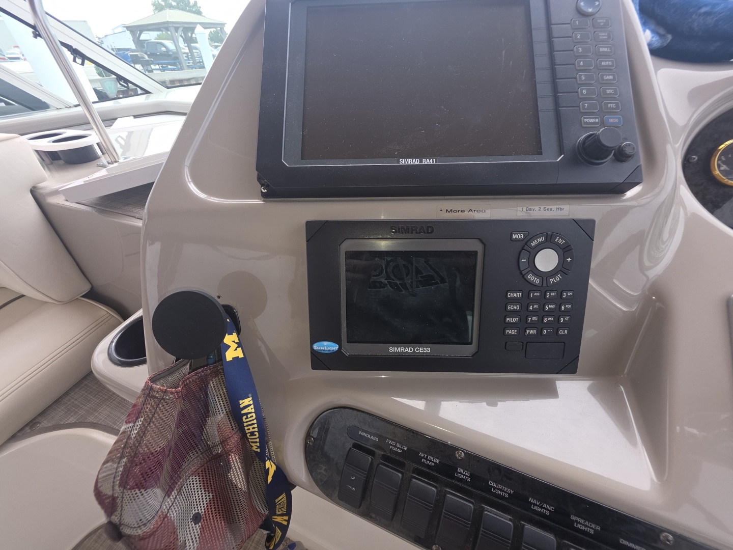 2001 Cruisers Yachts 3572