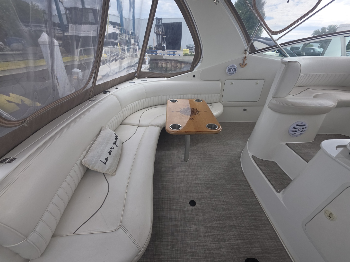 2001 Cruisers Yachts 3572
