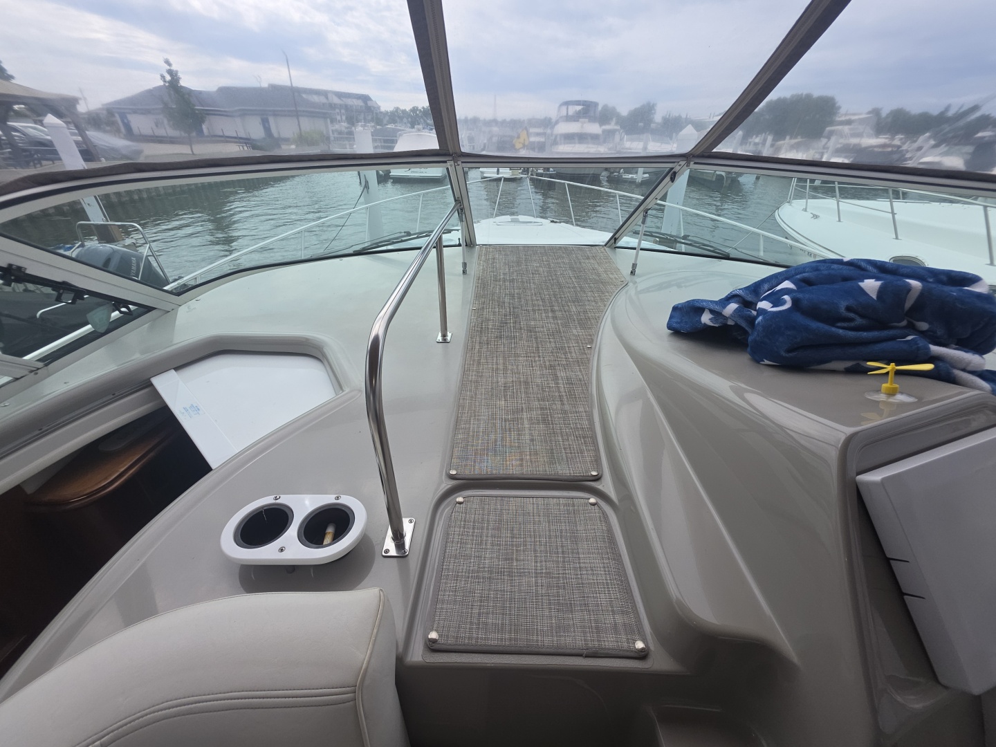 2001 Cruisers Yachts 3572