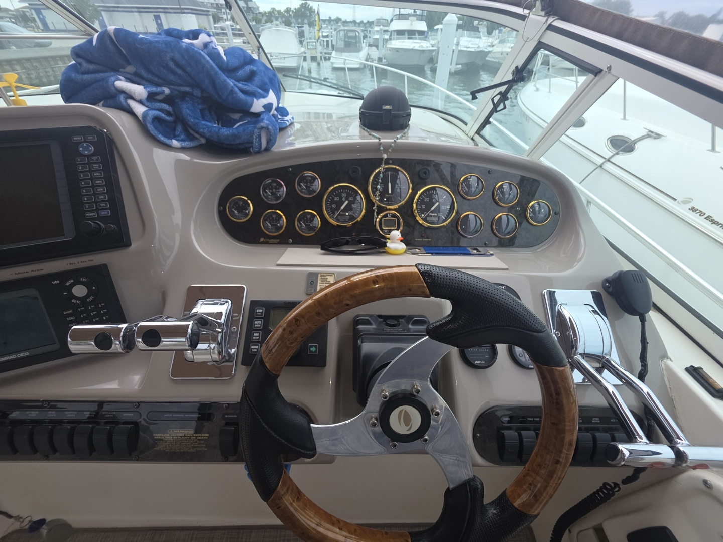 2001 Cruisers Yachts 3572