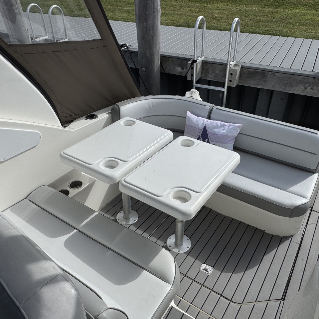 2007 Cruisers Yachts 