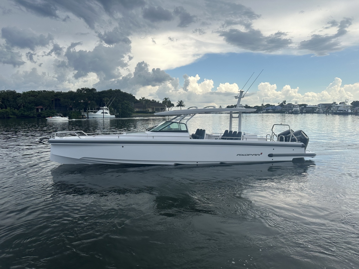 2024 Axopar 37 Sun Top — photograph 2