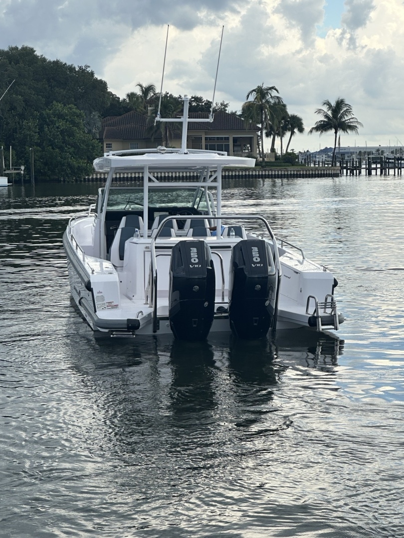 2024 Axopar 37 Sun Top — photograph 5
