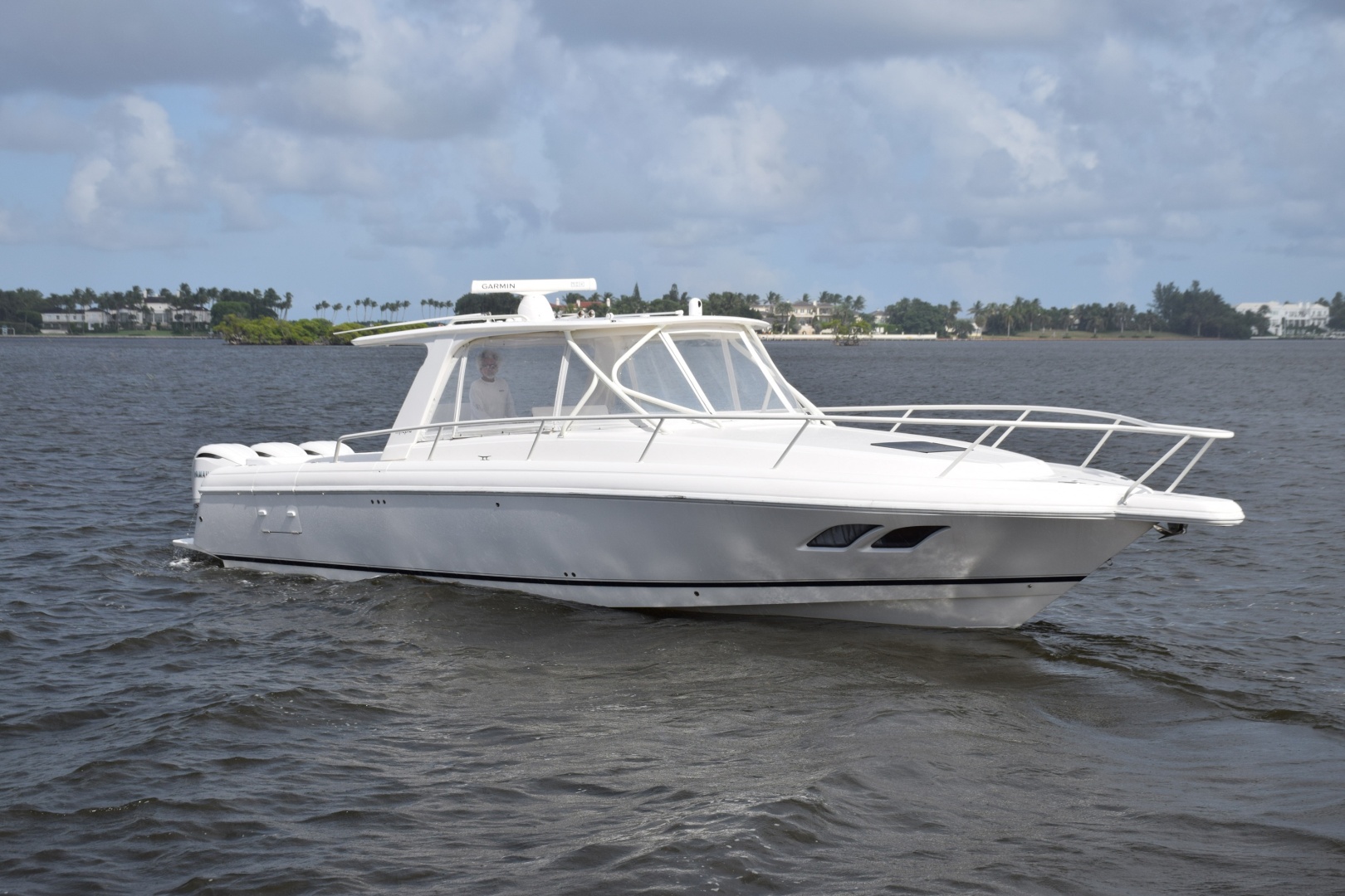 2010 Intrepid 390 Sport Yacht — photograph 2