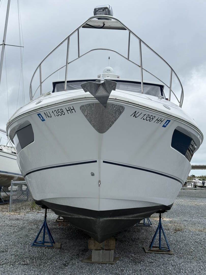 2016 Cruisers Yachts 350 Express — photograph 3