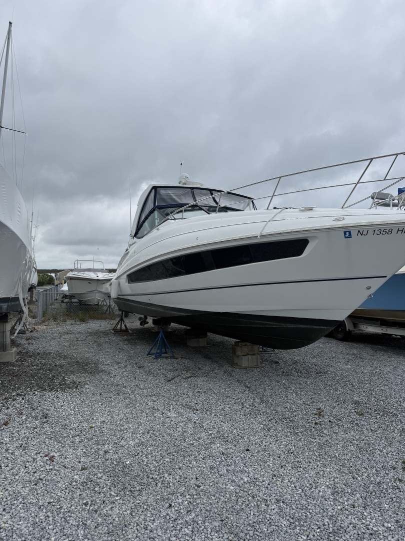 2016 Cruisers Yachts 350 Express