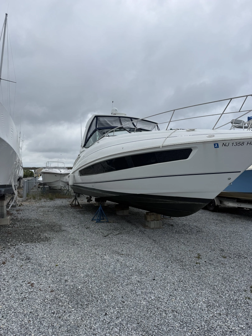 2016 Cruisers Yachts 350 Express, photo 1 of 30