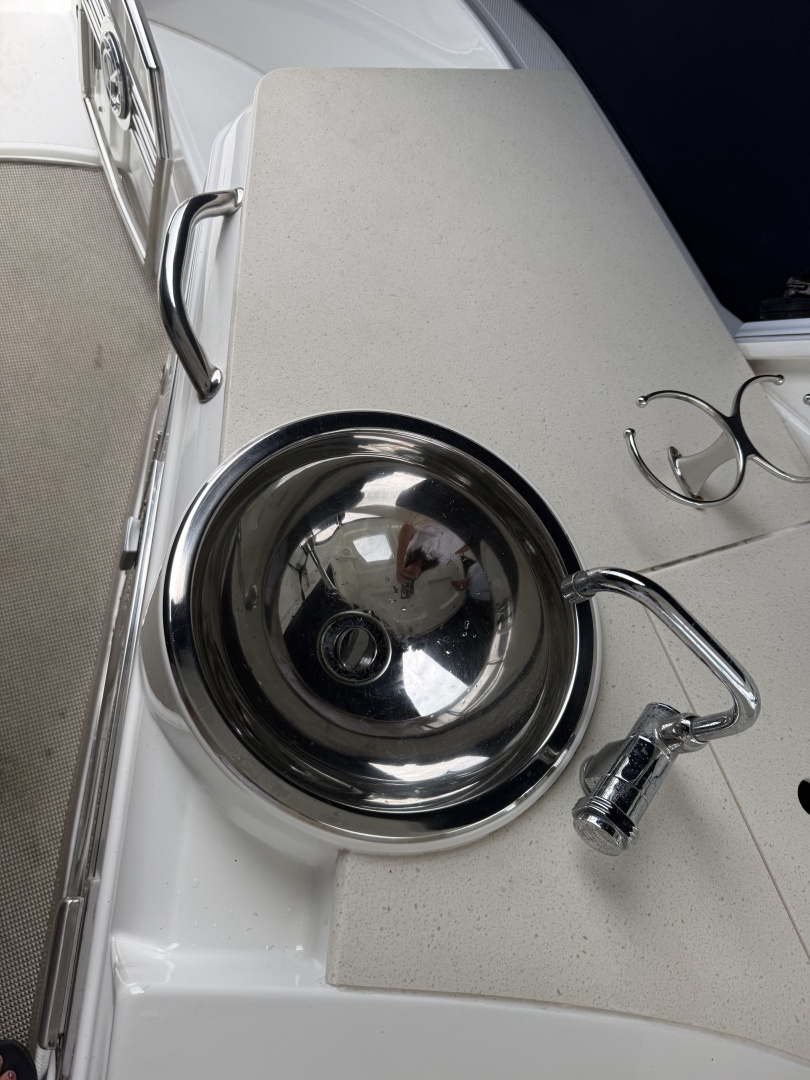 2016 Cruisers Yachts 350 Express