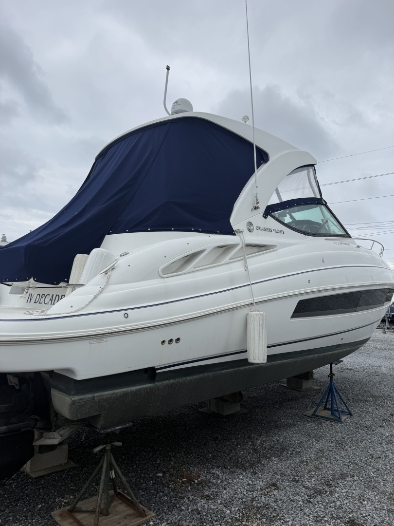 2016 Cruisers Yachts 350 Express