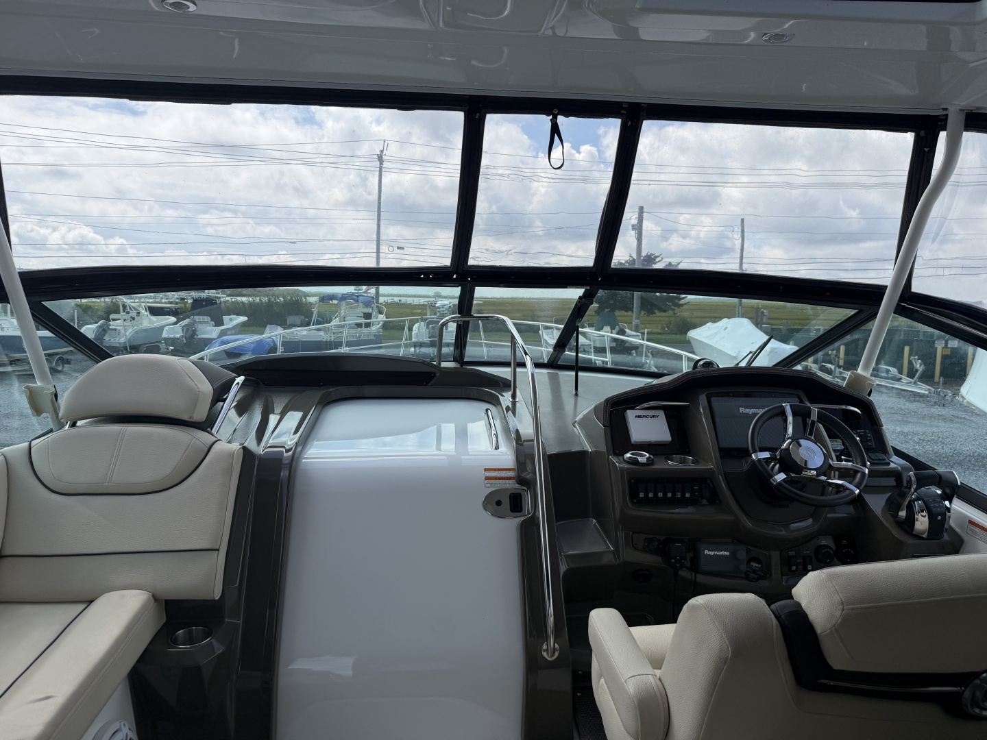 2016 Cruisers Yachts 350 Express — photograph 5