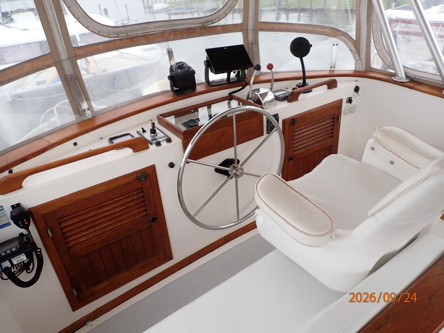 36' Monk flybridge helm2