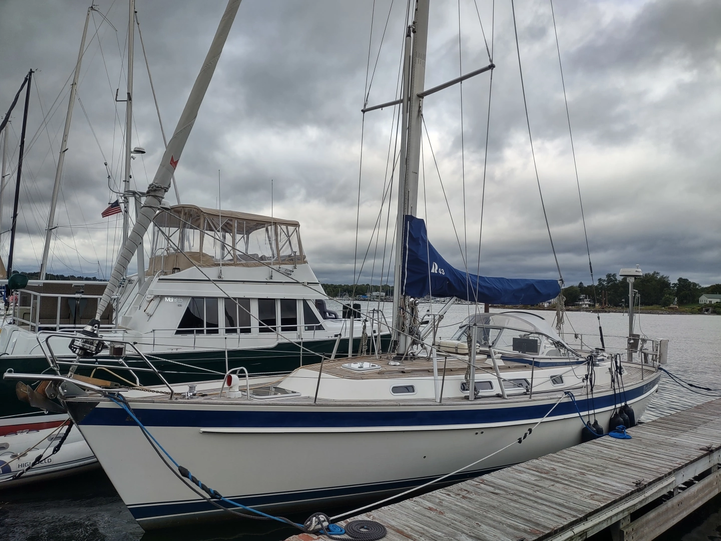 Hallberg-Rassy 43 Yacht For Sale