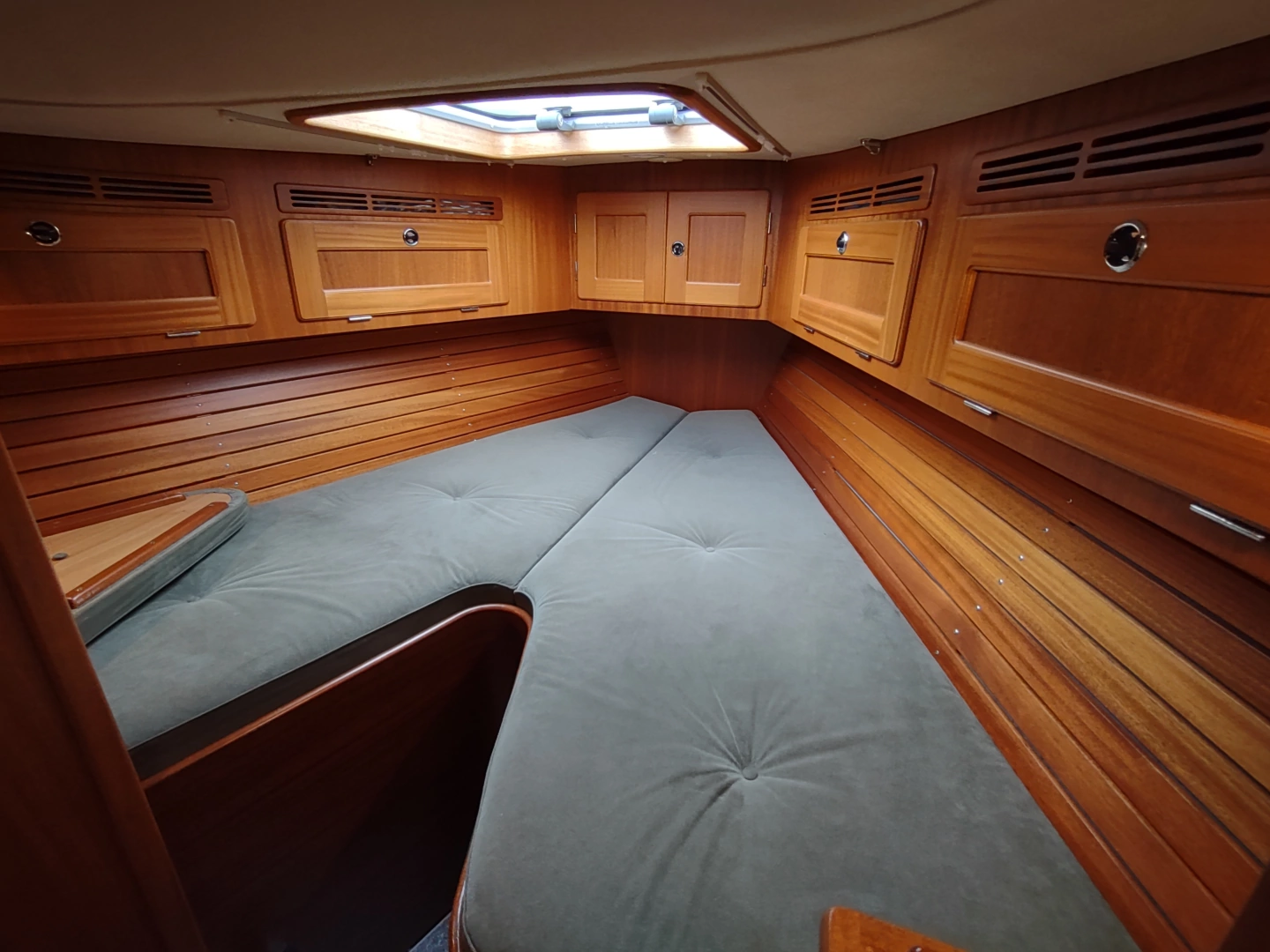 Hallberg-Rassy 43 Yacht For Sale