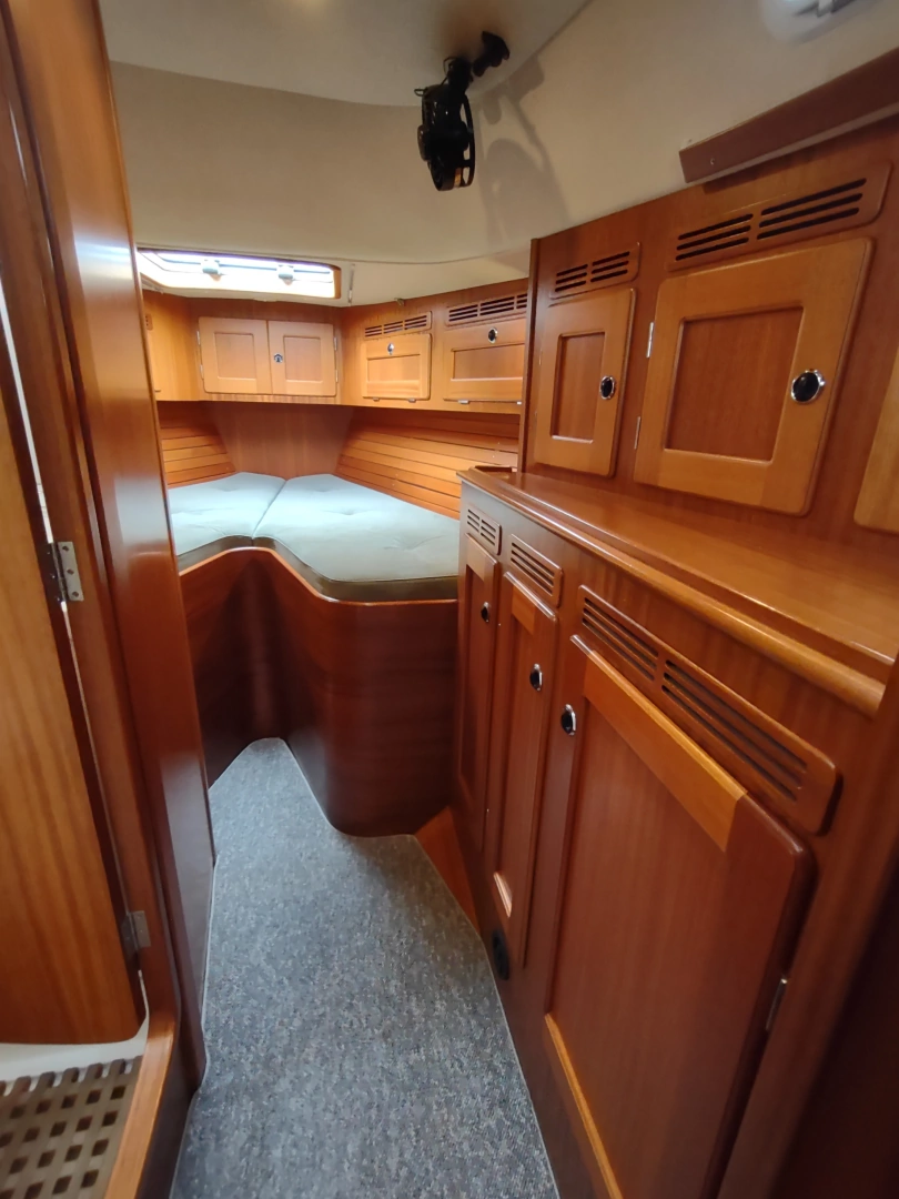 Hallberg-Rassy 43 Yacht For Sale
