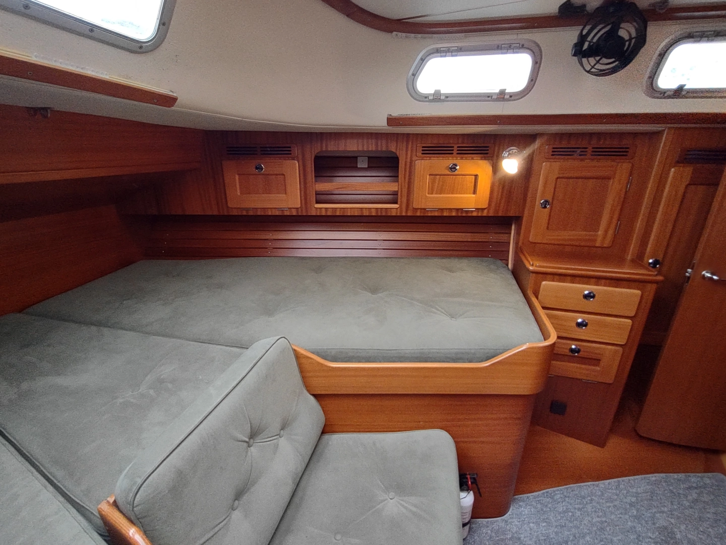 Hallberg-Rassy 43 Yacht For Sale