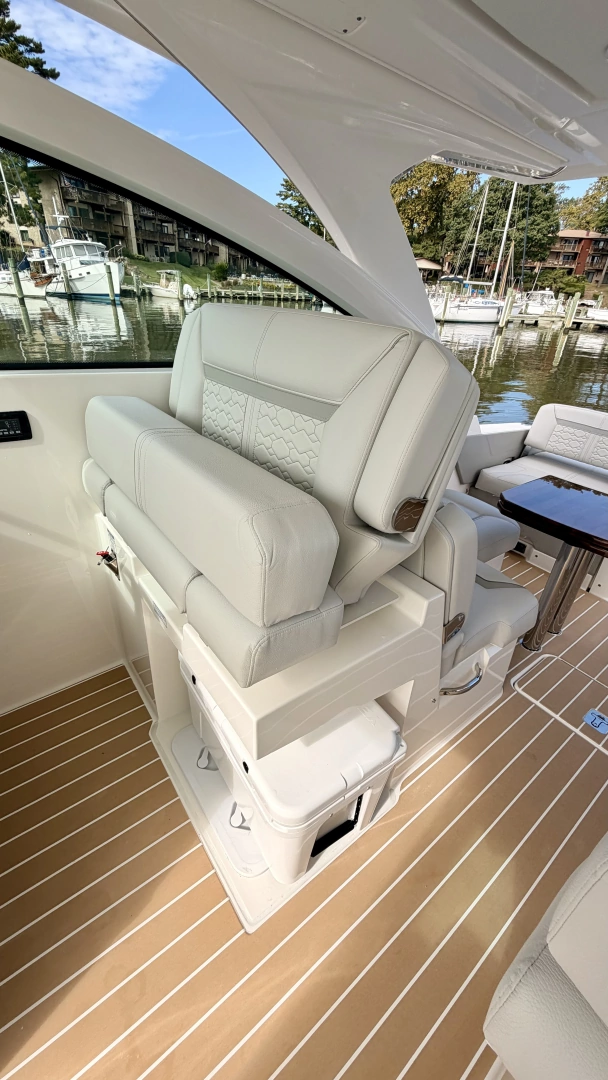 Tiara Yachts 34 LX Yacht For Sale