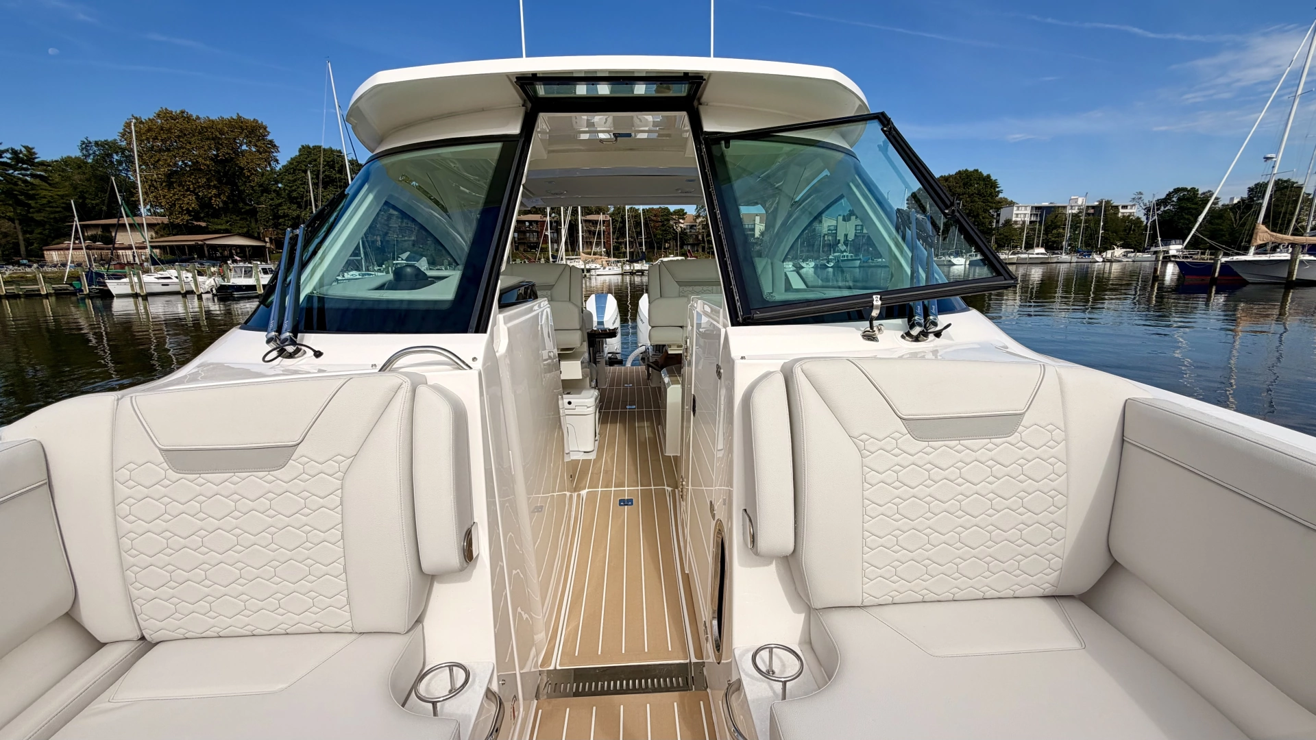 Tiara Yachts 34 LX Yacht For Sale