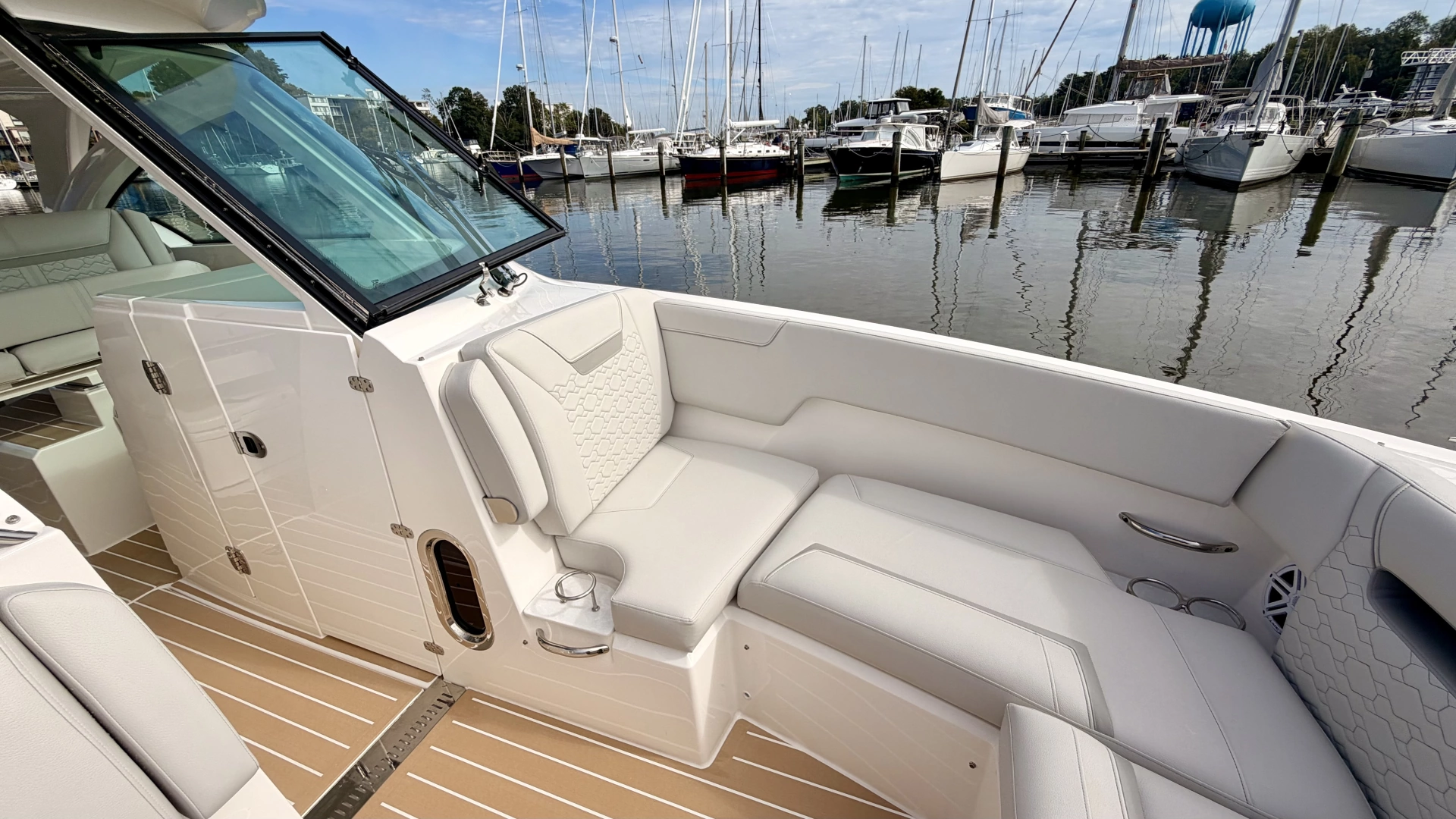 Tiara Yachts 34 LX Yacht For Sale