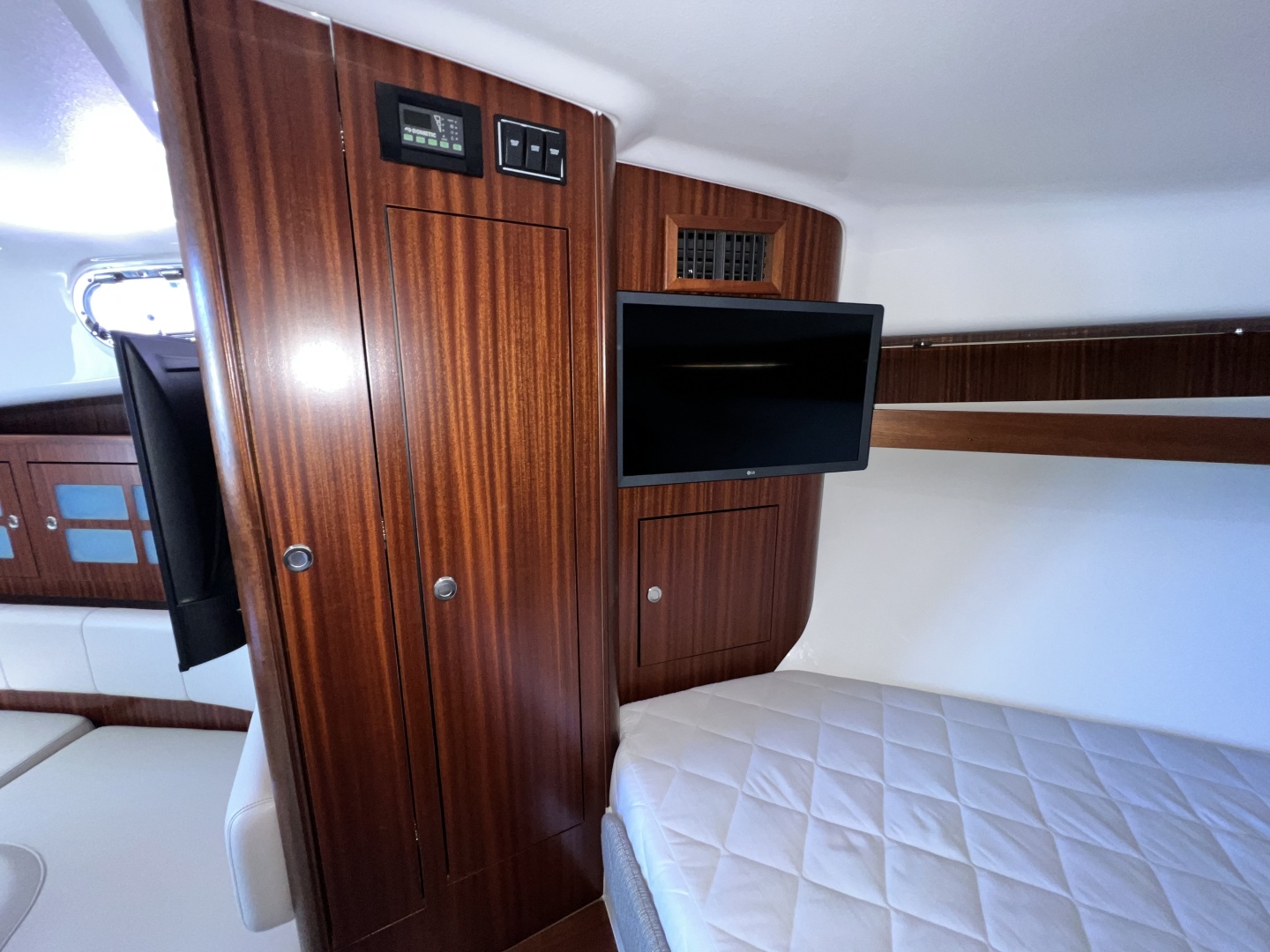2020 Pursuit 385 Offshore