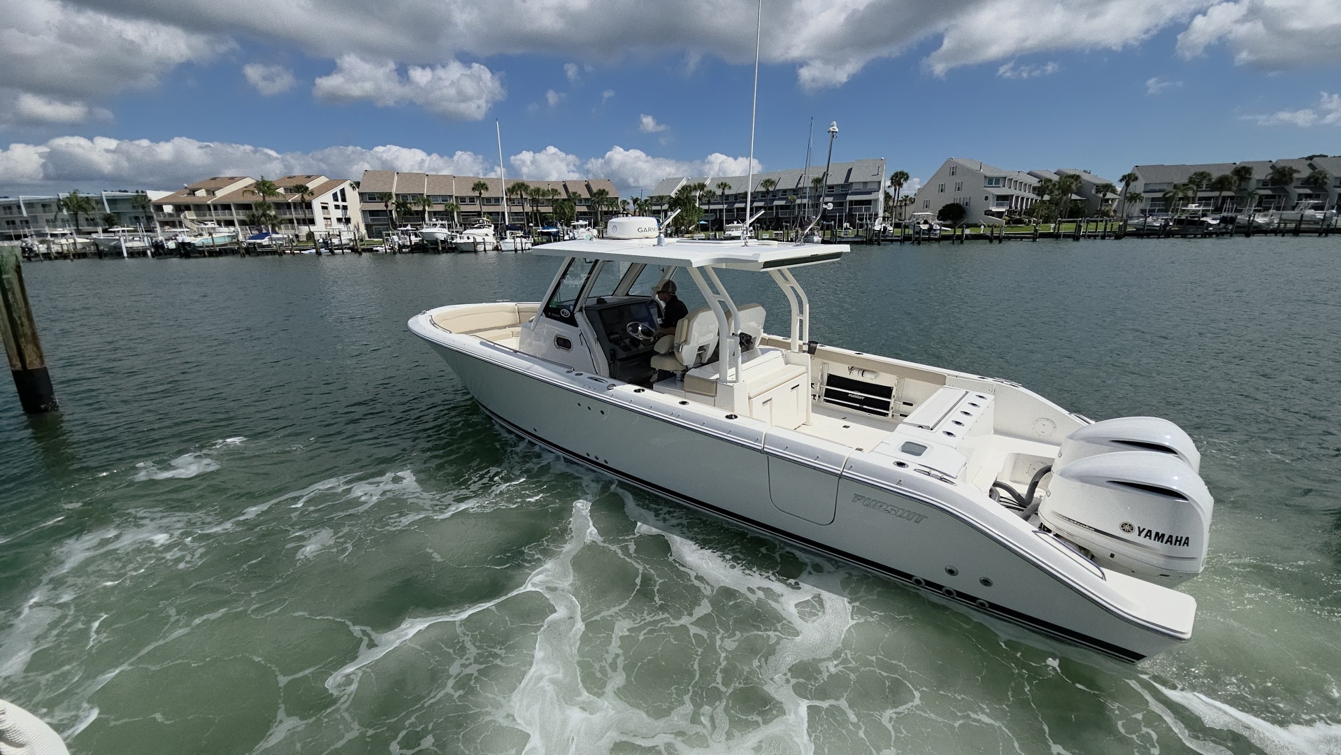2019 Pursuit 328 Sport — photograph 3