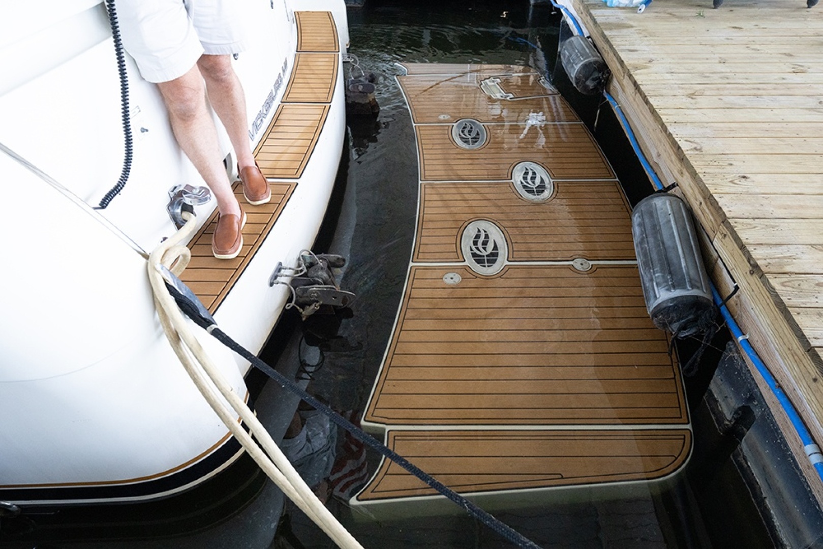Hydraulic swim platform