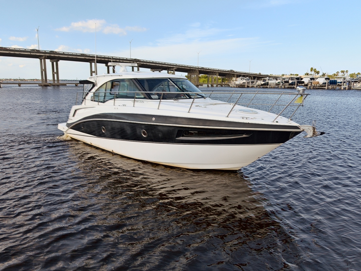 2016 Cruisers Yachts — photograph 3