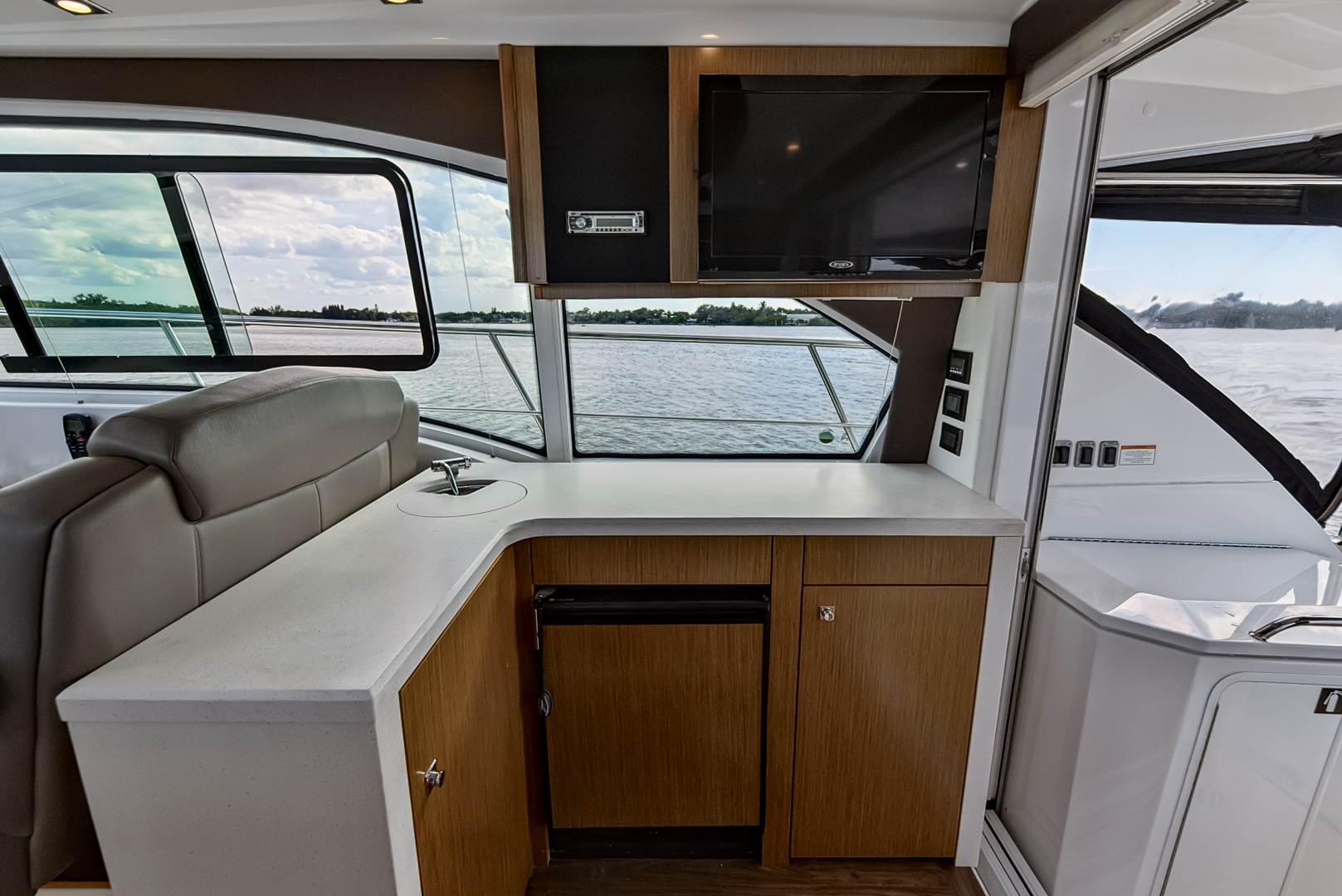 2016 Cruisers Yachts 