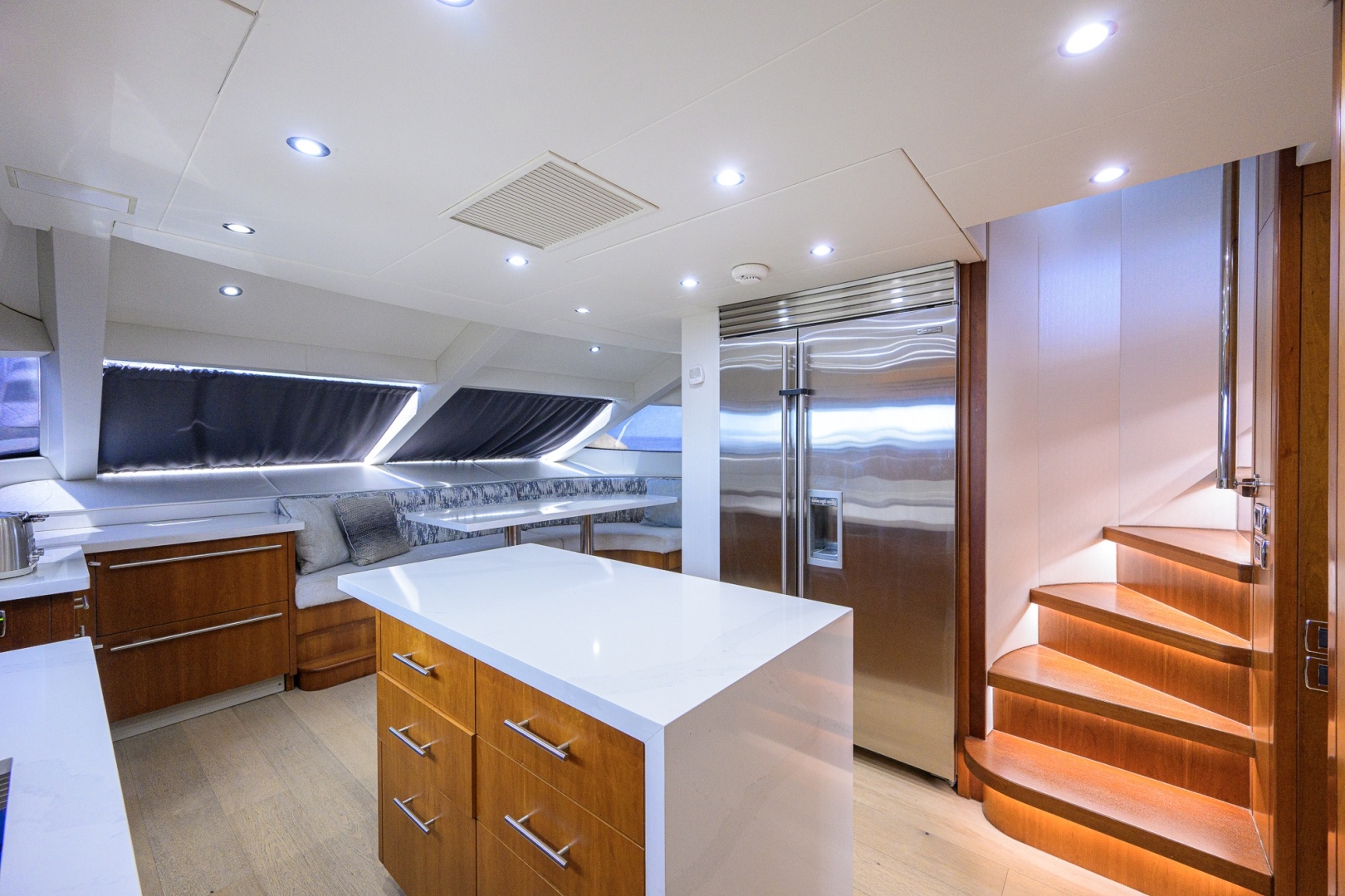 2013 Hatteras 80 Motor Yacht