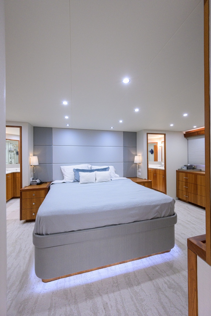2013 Hatteras 80 Motor Yacht