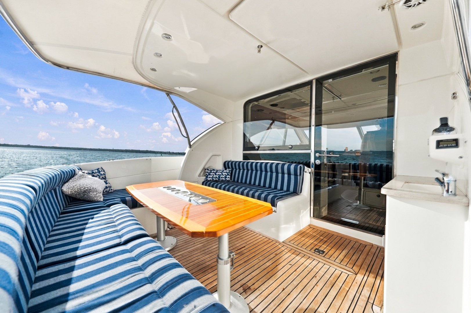 2015 Riviera 4400 Sport Yacht