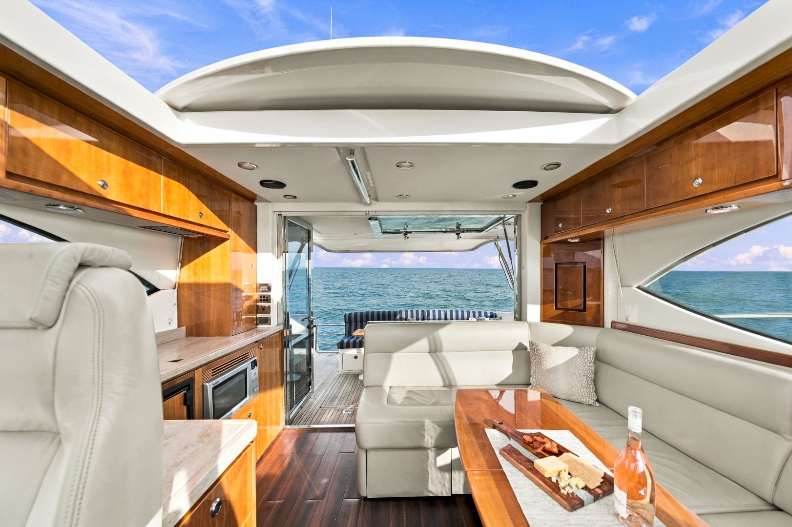 2015 Riviera 4400 Sport Yacht