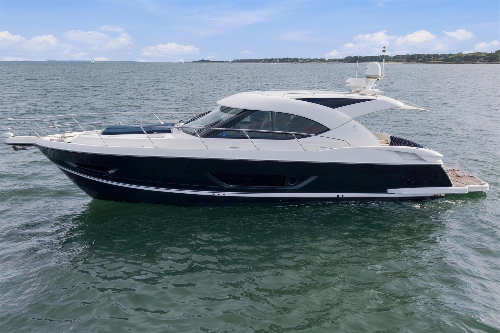 2015 Riviera 4400 Sport Yacht