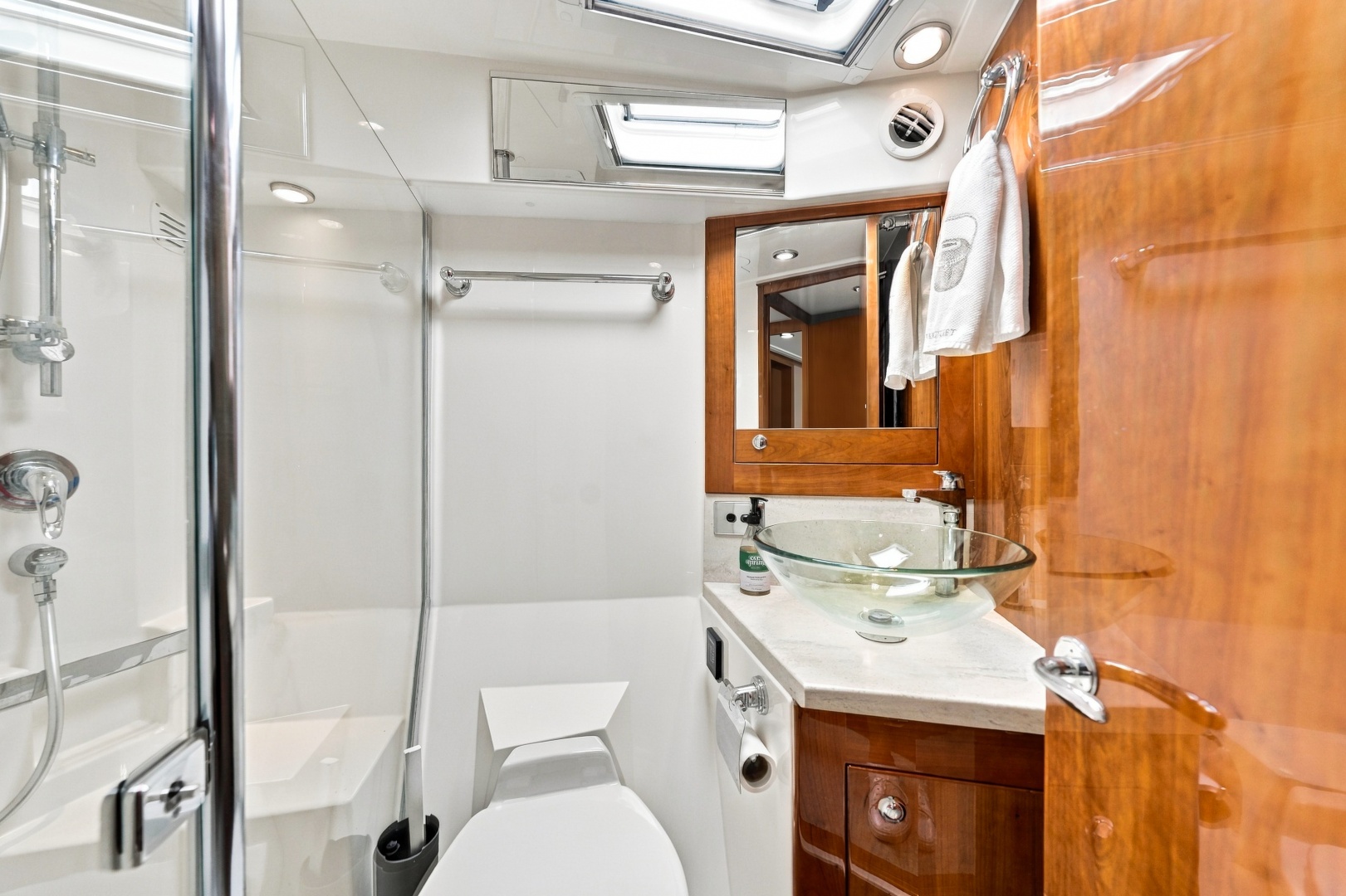 2015 Riviera 4400 Sport Yacht