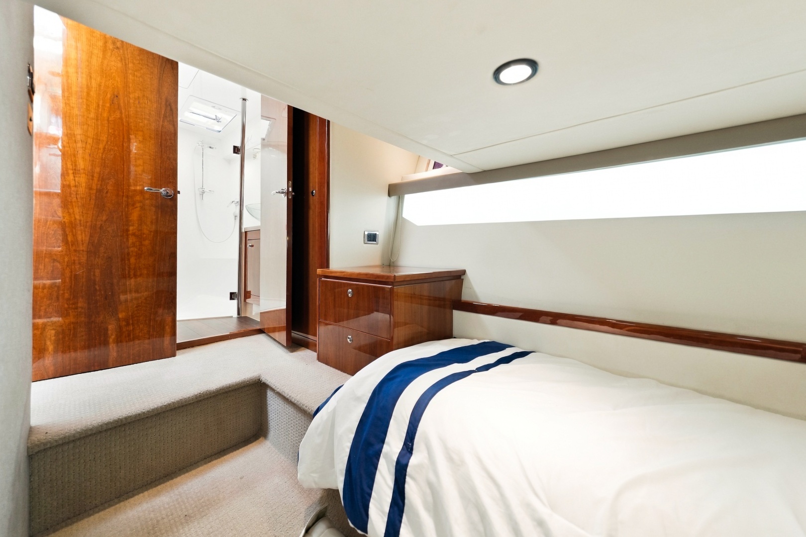 2015 Riviera 4400 Sport Yacht