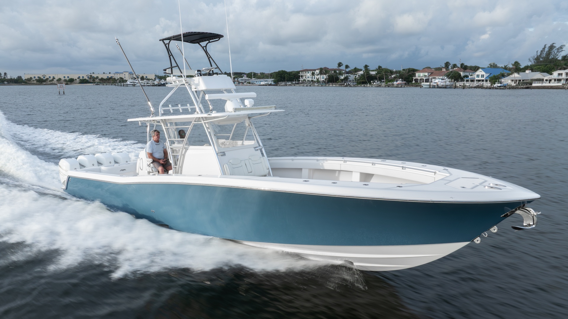 2018 Invincible 42 — photograph 2
